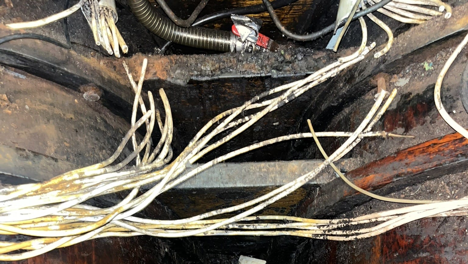 Durchgeschnittene Kabel im dreckigen Motorraum 