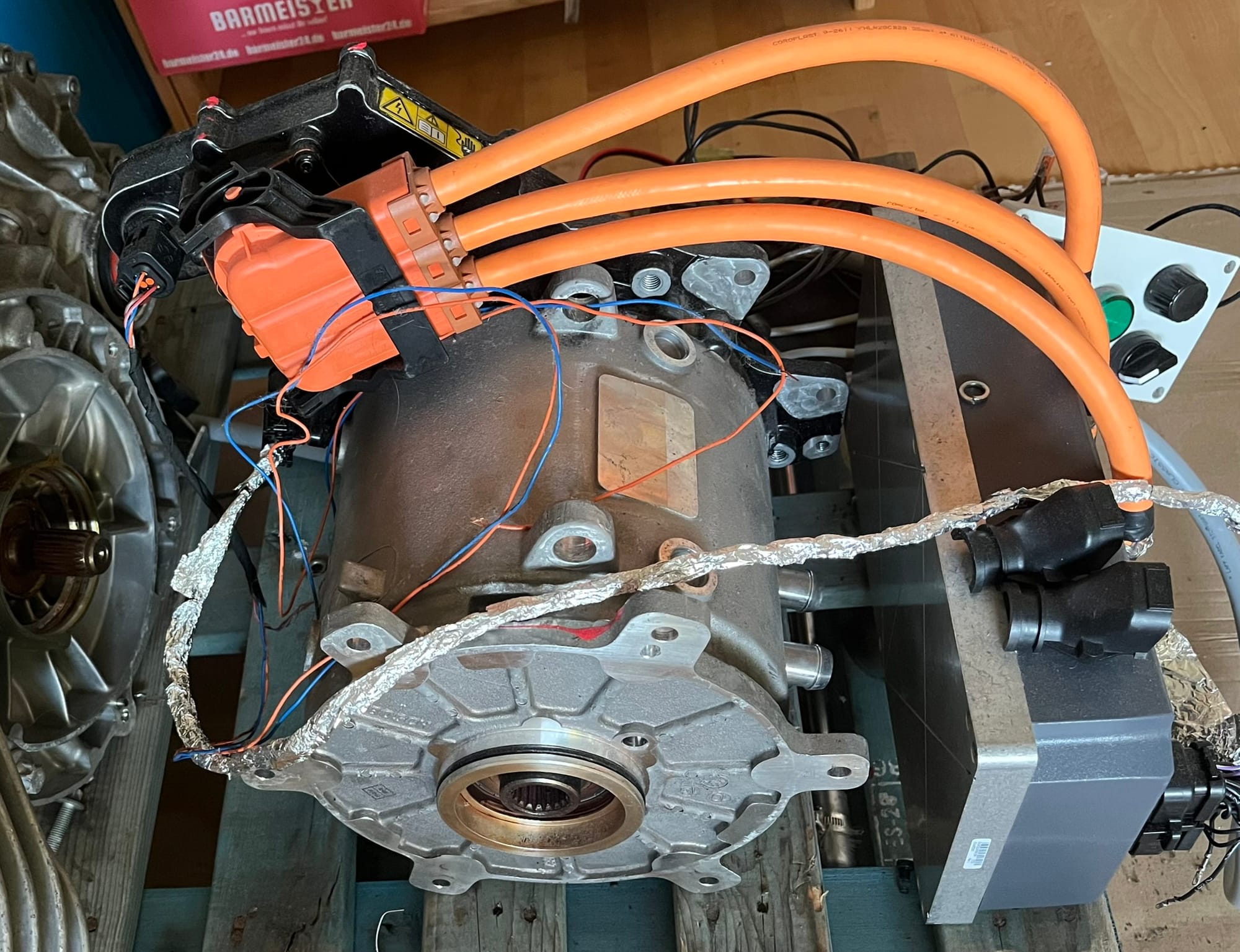 Elektromotor und Controller im Wohnzimmer